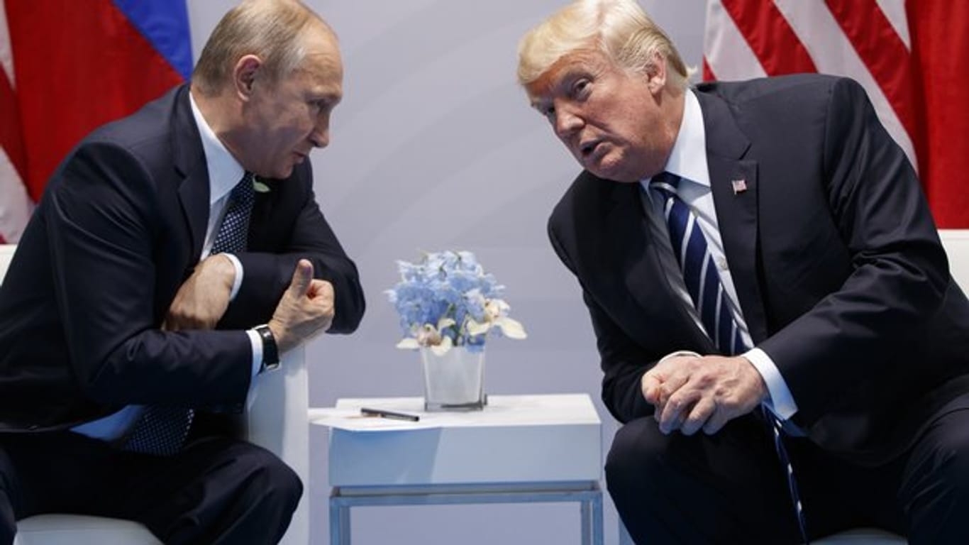 Kremlchef Wladimir Putin (l) und US-Präsident Donald Trump wollen sich am 16.