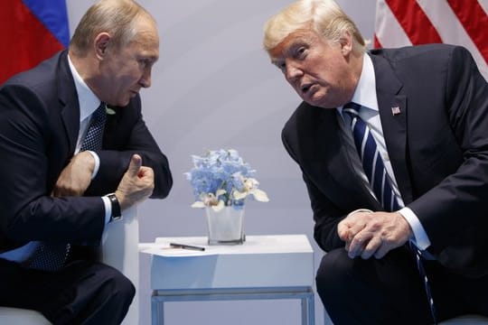 Kremlchef Wladimir Putin (l) und US-Präsident Donald Trump wollen sich am 16.