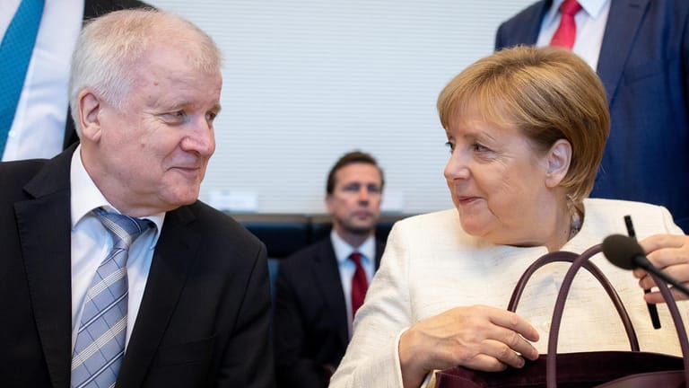 Am Tag nach der Unionskrise machen Horst Seehofer und Angela Merkel gute Miene zum bösen Spiel: Der CSU-Chef tanzt der Kanzlerin seit Wochen ungestraft auf der Nase herum, findet unser Autor.