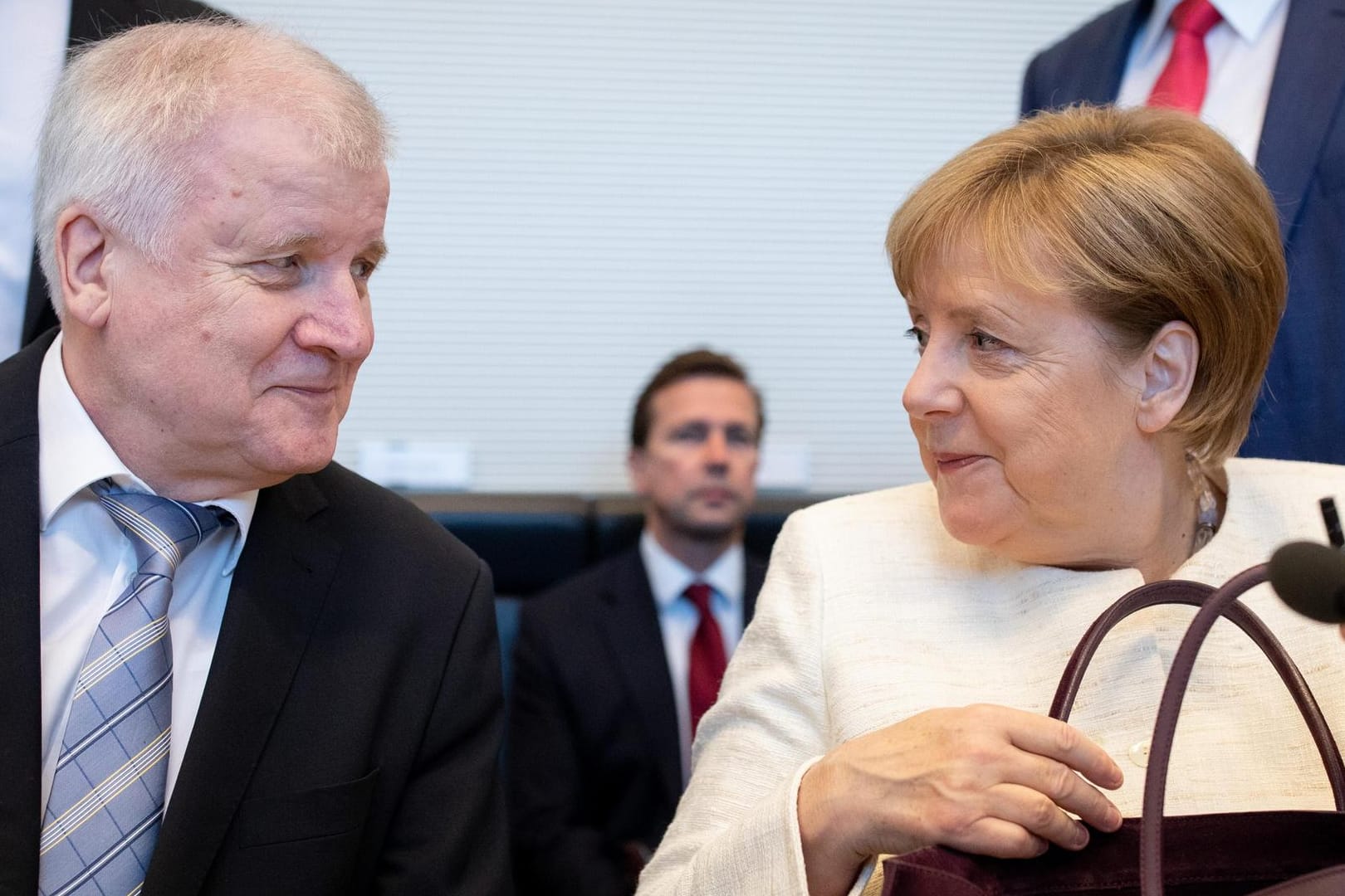 Am Tag nach der Unionskrise machen Horst Seehofer und Angela Merkel gute Miene zum bösen Spiel: Der CSU-Chef tanzt der Kanzlerin seit Wochen ungestraft auf der Nase herum, findet unser Autor.