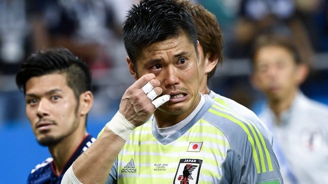 Japans Torwart Eiji Kawashima und sein Teamkollege Hotaru Yamaguchi (l) sind nach dem 2:3 bitter enttäuscht.