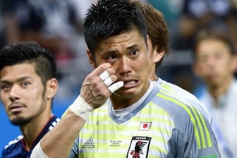 Japans Torwart Eiji Kawashima und sein Teamkollege Hotaru Yamaguchi (l) sind nach dem 2:3 bitter enttäuscht.