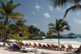 Strand in Punta Cana in der Dominikanischen Republik: Für Pauschalreisen in die Karibik haben viele Veranstalter zum kommenden Winter die Preise gesenkt.
