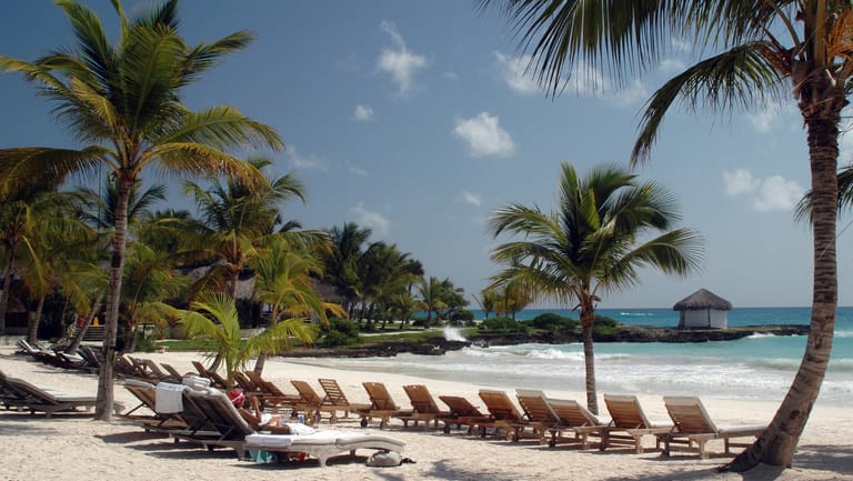 Strand in Punta Cana in der Dominikanischen Republik: Für Pauschalreisen in die Karibik haben viele Veranstalter zum kommenden Winter die Preise gesenkt.