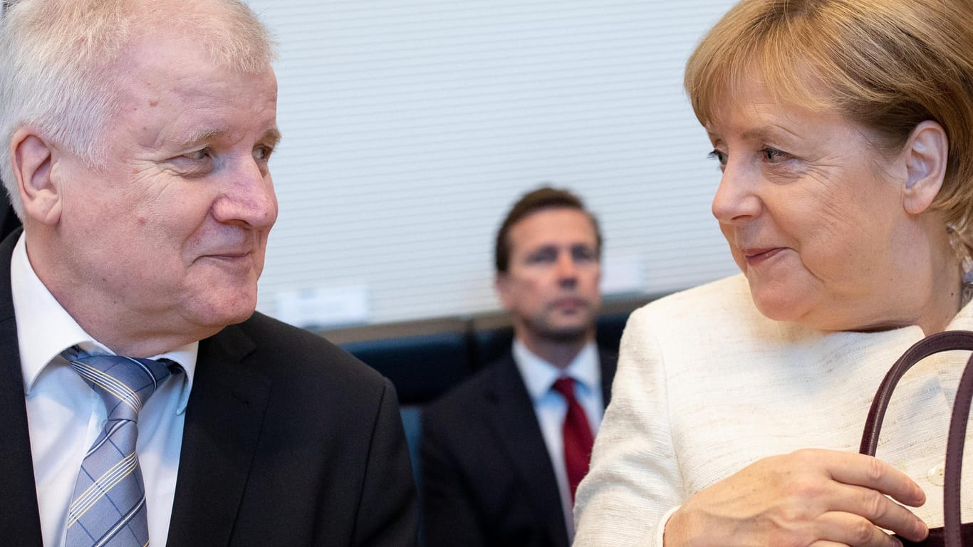 Horst Seehofer und Angela Merkel: Der Bundesinnenminster und die Bundeskanzlerin haben sich auf die Einrichtung von Transitzentren verständigt.