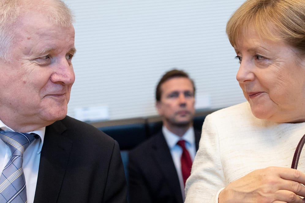 Horst Seehofer und Angela Merkel: Der Bundesinnenminster und die Bundeskanzlerin haben sich auf die Einrichtung von Transitzentren verständigt.
