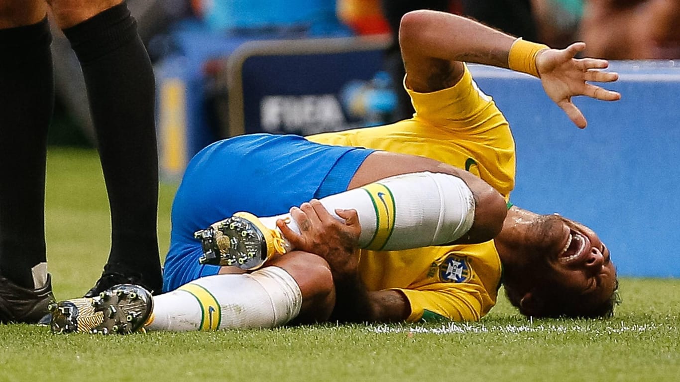 Neymar am Boden: Bislang ein häufiges Bild bei der WM. Für seine Theatralik bekommt Brasiliens Superstar viel Spott.