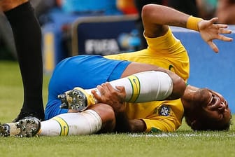 Neymar am Boden: Bislang ein häufiges Bild bei der WM. Für seine Theatralik bekommt Brasiliens Superstar viel Spott.