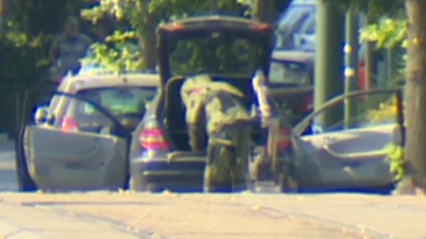 Ein Spezialist der belgischen Polizei untersucht das Auto des verdächtigen Paares: Die Behörden sind sich sicher, einen möglichen Bombenschlag verhindert zu haben.