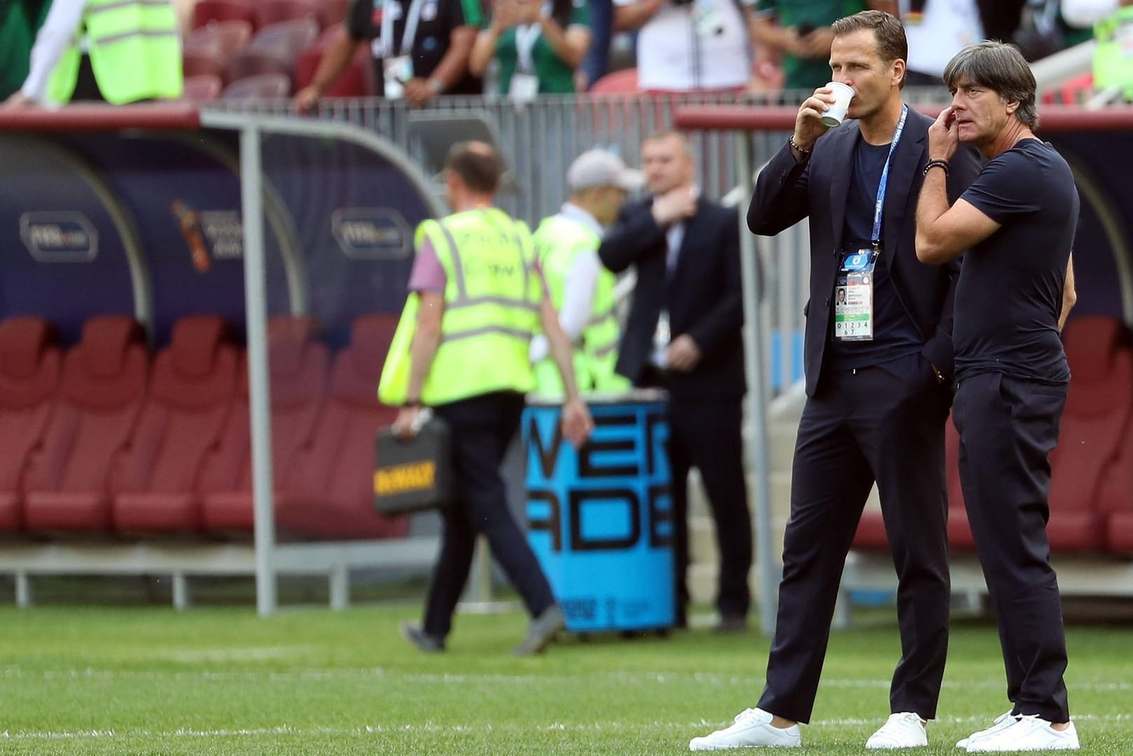 Da war die Welt zumindest offiziell noch einigermaßen in Ordnung: Bierhoff und Löw vor dem WM-Auftakt gegen Mexiko, der dann in die Hose ging.