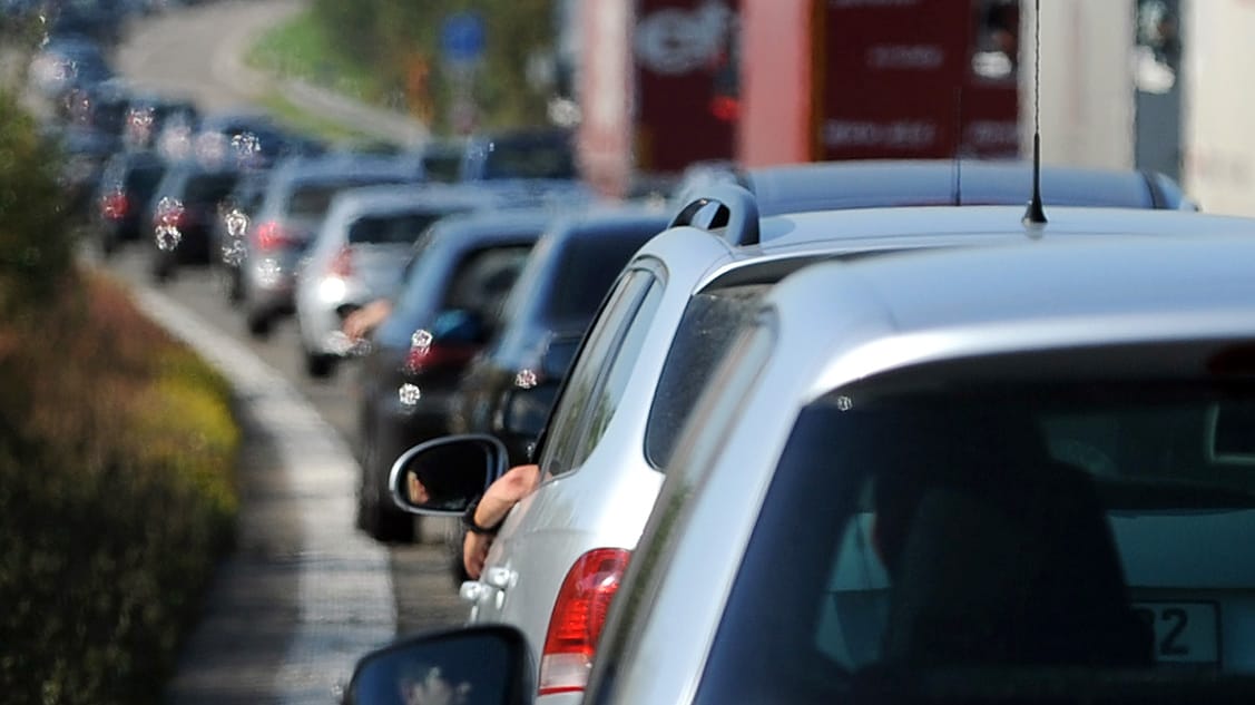 Stau auf der Autobahn: Der ADAC warnt für das Wochenende vor langen Wartezeiten.