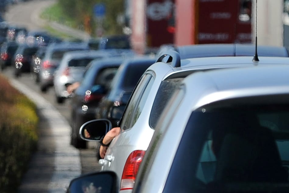 Stau auf der Autobahn: Der ADAC warnt für das Wochenende vor langen Wartezeiten.