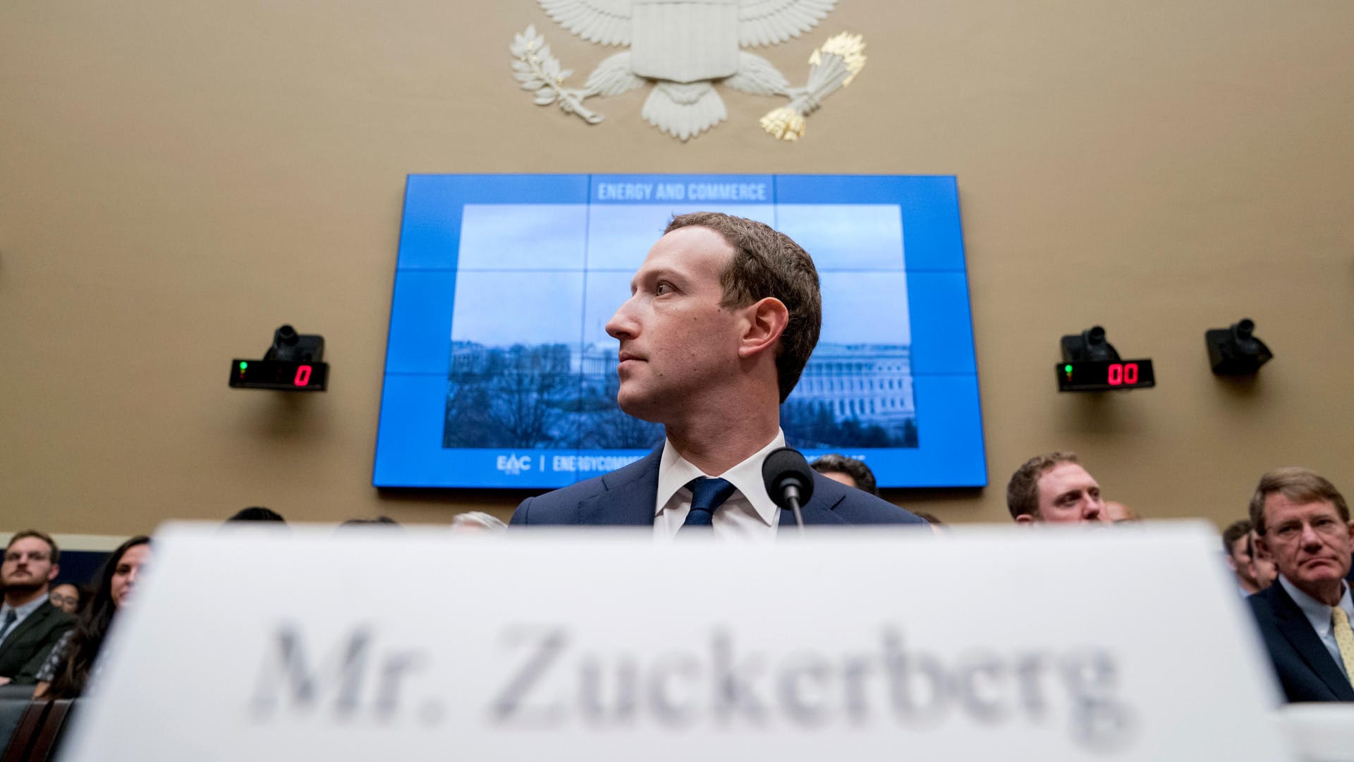 Facebook-Chef Mark Zuckerberg: Im Datenskandal um Cambridge Analytica nehmen US-Ermittler verstärkt Facebook ins Visier. Facebook-Chef Mark Zuckerberg: Im Datenskandal um Cambridge Analytica nehmen US-Ermittler verstärkt Facebook ins Visier.