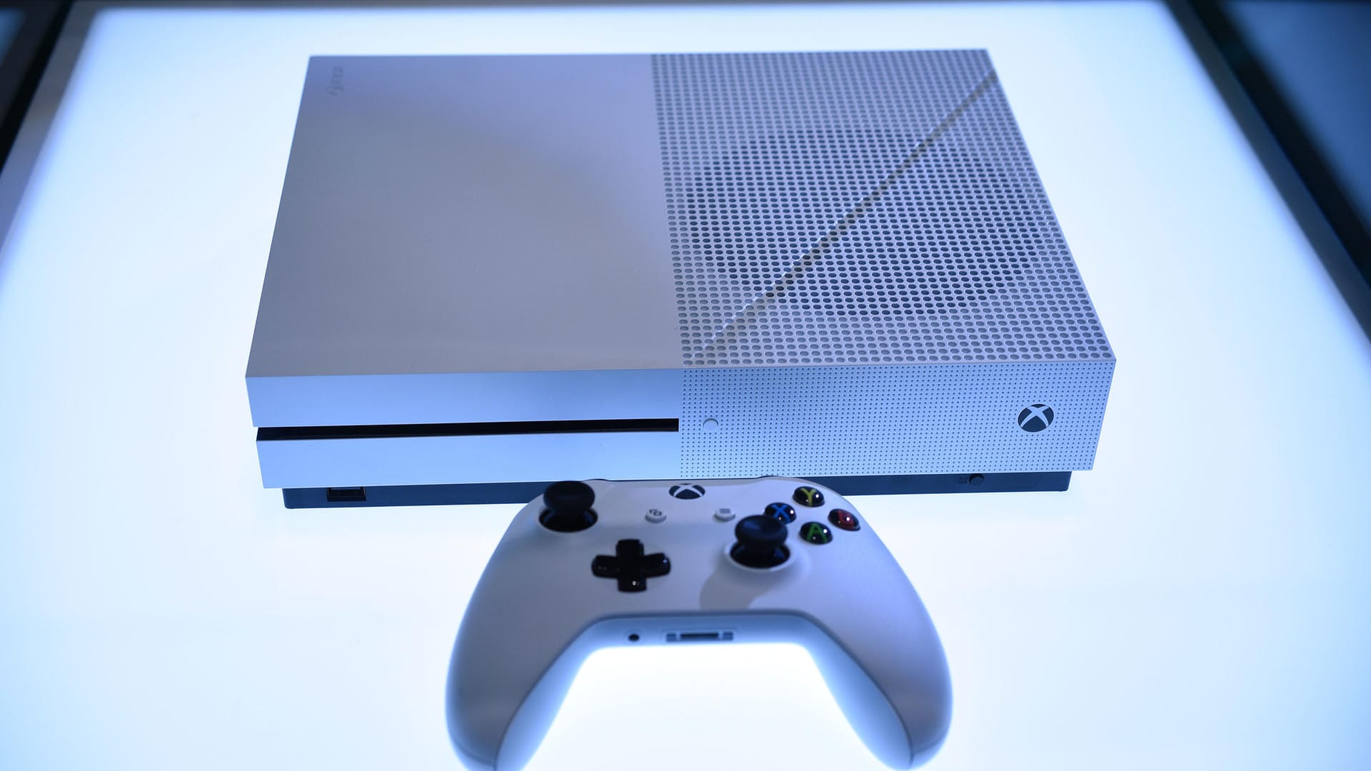 Die Xbox One S ist deutlich kleiner als das Vorgängermodell und unterstützt UHD-Filme auf Blu-ray. An die Leistung der großen Xbox One X kommt sie nicht heran.