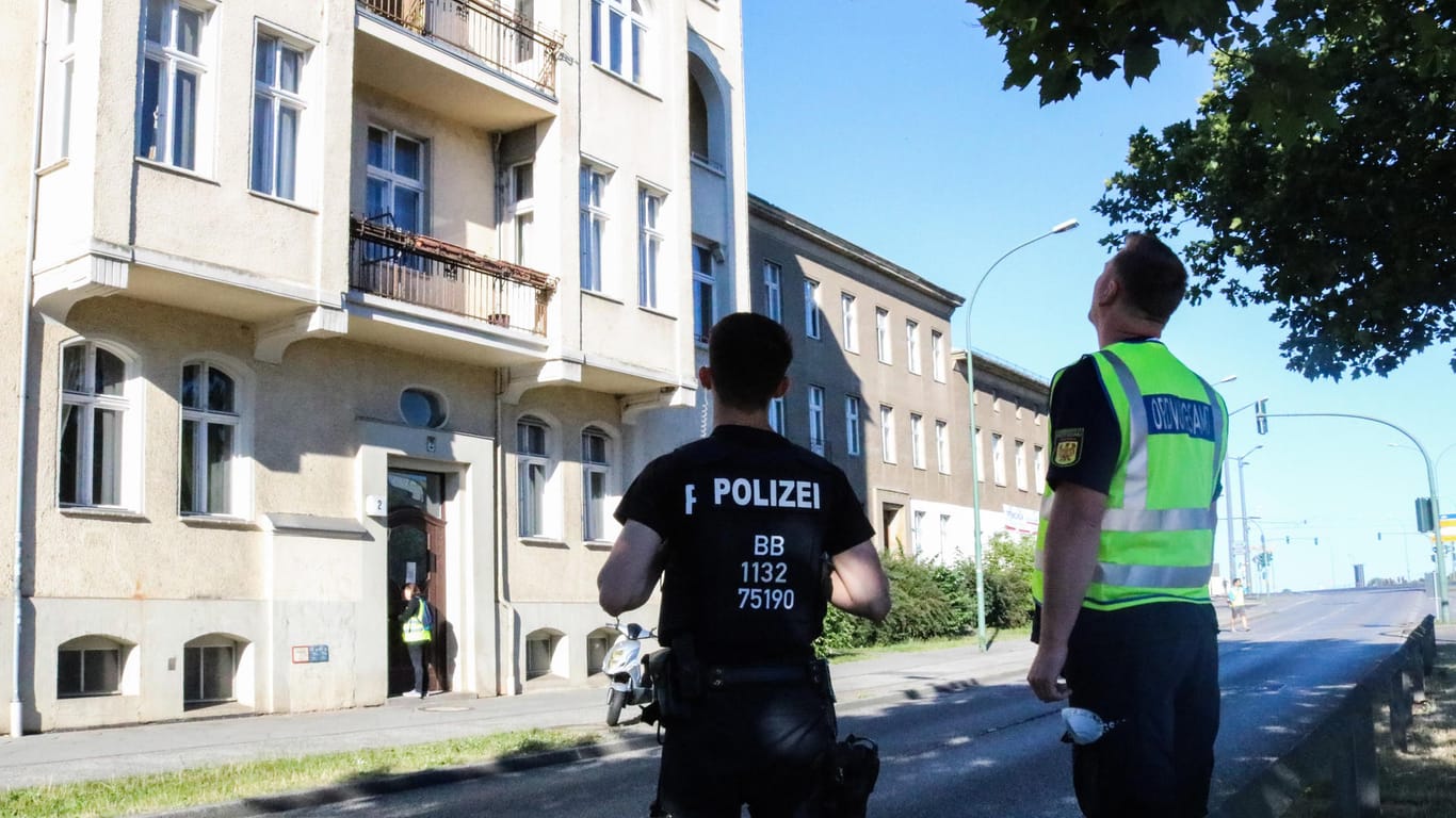 Polizeibeamte kontrollieren die Umgebung vom Hauptbahnhof. Rund 10.000 Menschen mussten ihre Häuser wegen des Bombenfunds verlassen.