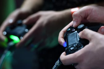 Playstation-Controller: Die aktuellen Konsolen unterscheiden sich nicht nur in der Leistung, sondern auch durch unterschiedliche Ausstattung und Games.