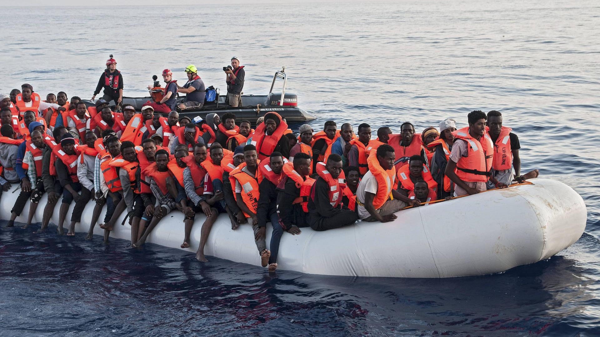 Ein Flüchtlingsboot vor der libyschen Küste: Ein Schlauboot ist auf See untergegangen. Nicht einmal die Hälfte der Flüchtlinge an Bord konnte gerettet werden (Symbolbild). Ein Flüchtlingsboot vor der libyschen Küste: Ein Schlauboot ist auf See untergegangen. Nicht einmal die Hälfte der Flüchtlinge an Bord konnte gerettet werden (Symbolbild).
