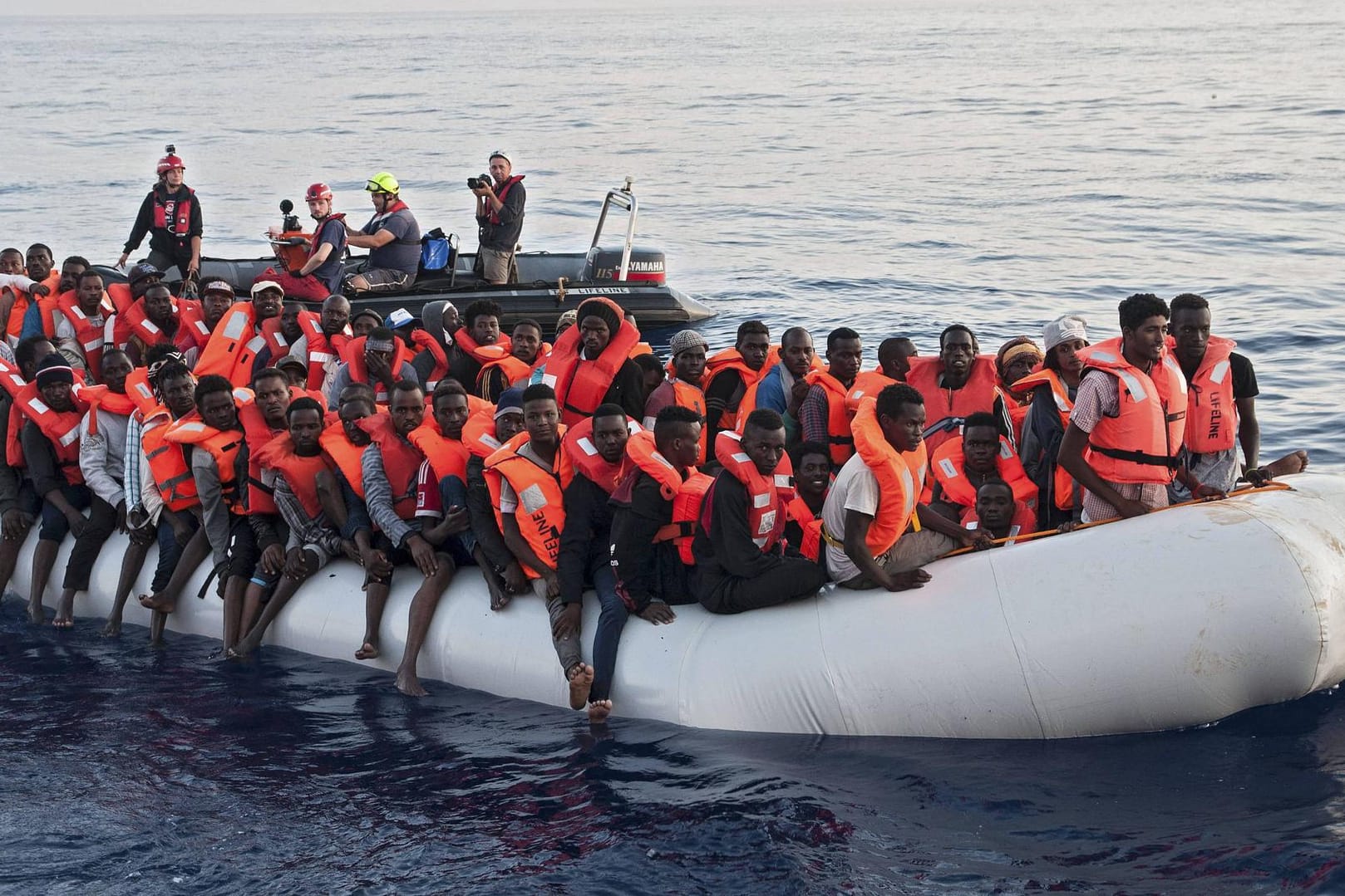 Ein Flüchtlingsboot vor der libyschen Küste: Ein Schlauboot ist auf See untergegangen. Nicht einmal die Hälfte der Flüchtlinge an Bord konnte gerettet werden (Symbolbild).