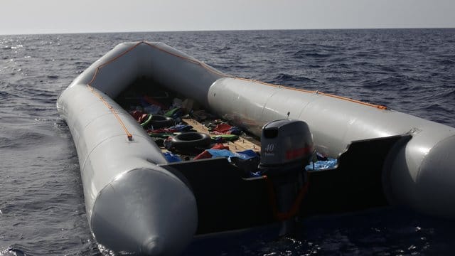 Ein zurückgelassenes Schlauchboot. Ein zurückgelassenes Schlauchboot.