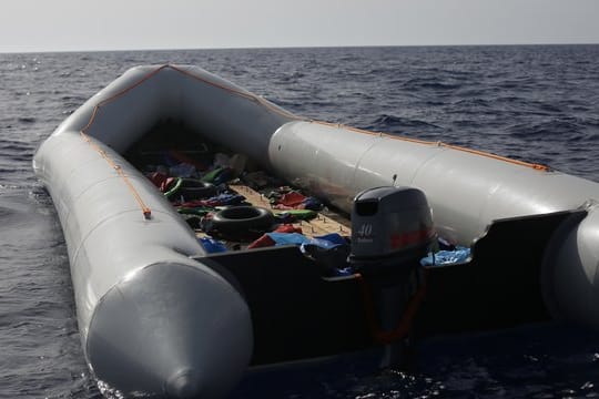 Ein zurückgelassenes Schlauchboot.