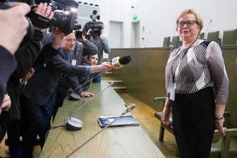 Malgorzata Gersdorf, die Oberste Richterin Polens, weigert sich in den Ruhestand zu gehen. Vor Studenten an der Universität Warschau sprach sie von einer "Säuberung" am Obersten Gericht durch die nationalkonservative Regierung.