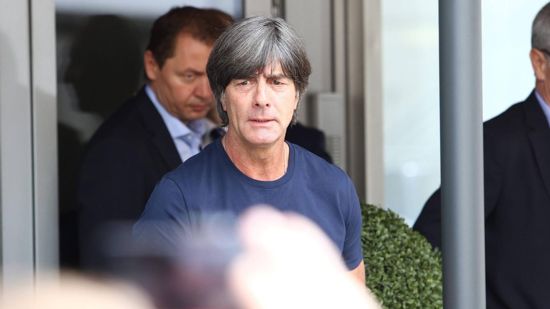 Joachim Löw hier bei der Ankunft der deutschen Nationalmannschaft am Frankfurter Flughafen. Es wird nicht seine letzte Dienstreise für den DFB bleiben – Löw macht weiter.