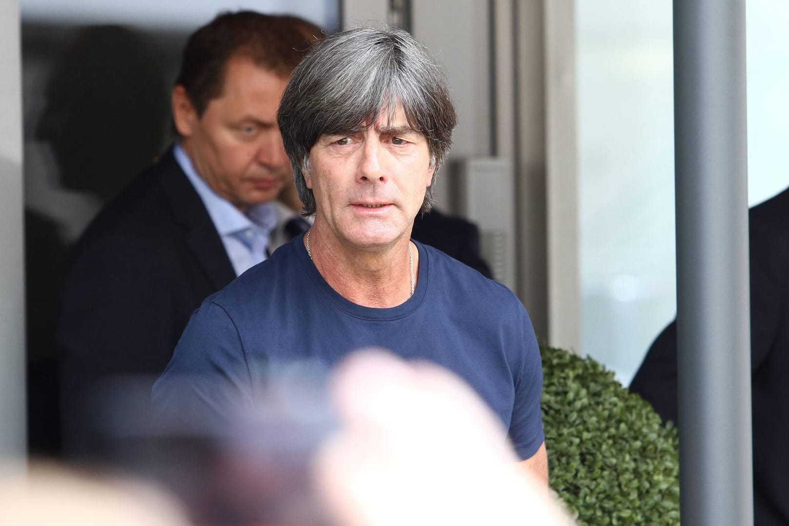 Joachim Löw hier bei der Ankunft der deutschen Nationalmannschaft am Frankfurter Flughafen. Es wird nicht seine letzte Dienstreise für den DFB bleiben – Löw macht weiter.