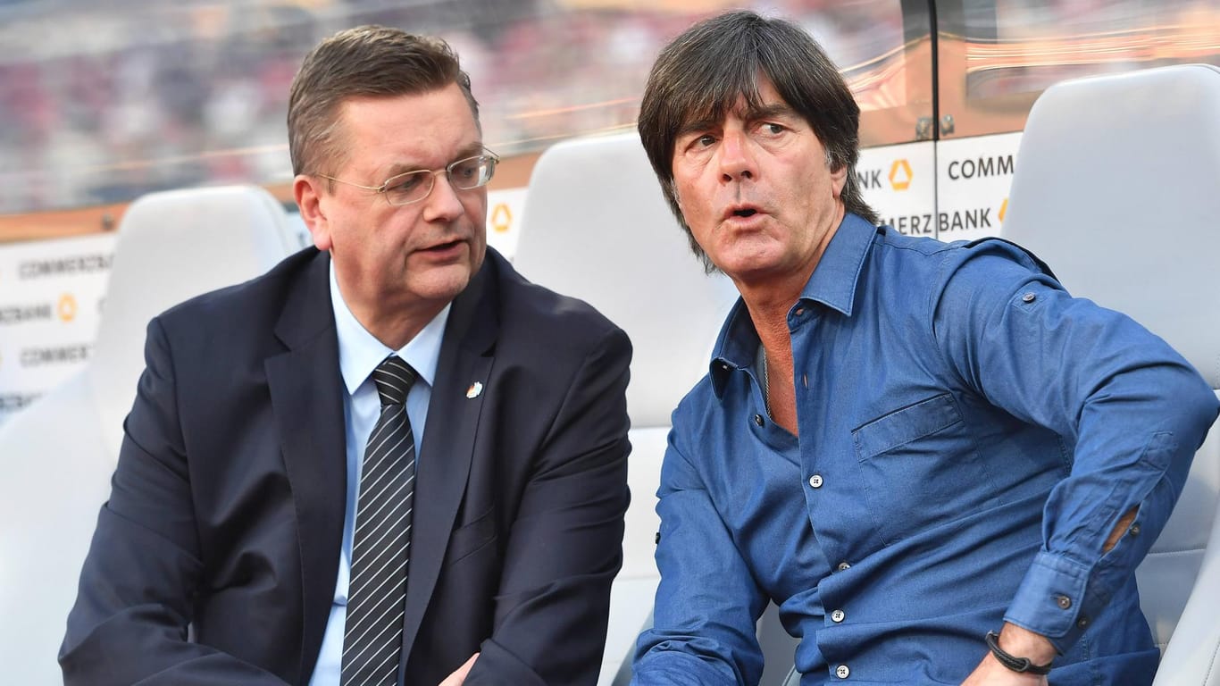 DFB-Präsident Reinhard Grindel (l.) mit Bundestrainer Joachim Löw, hier bei der WM-Qualifikation in Nürnberg gegen San Marino. Grindel hatte sich bereits zu Löw bekannt, der Bundestrainer entschied sich nun auch zum Weitermachen.