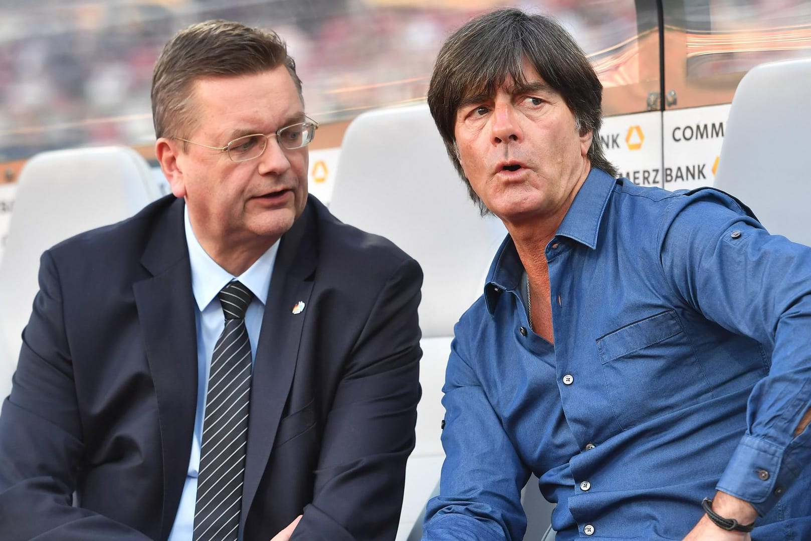 DFB-Präsident Reinhard Grindel (l.) mit Bundestrainer Joachim Löw, hier bei der WM-Qualifikation in Nürnberg gegen San Marino. Grindel hatte sich bereits zu Löw bekannt, der Bundestrainer entschied sich nun auch zum Weitermachen.