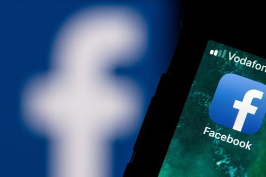 Bei Facebook gibt es die "Eingeschränkt"-Liste in den Freundlisten.