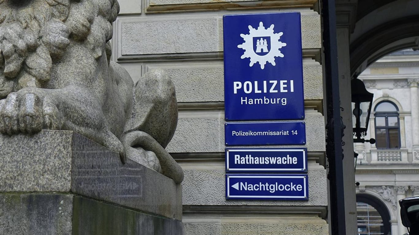 Die Rathauswache der Hamburger Polizei: In der Hansestadt gehen viele Gesetzeshüter in Pension. Mit einer Kampagne soll Nachwuchs geworben werden.