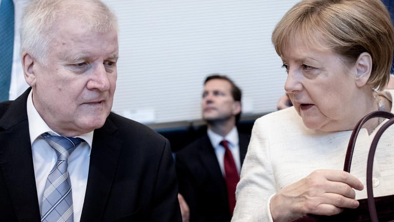 Horst Seehofer und Angela Merkel am Dienstag in der Fraktionssitzung: Sie haben sich geeinigt, es gibt noch eine Regierung. Doch was ist der Kompromiss in der Sache wert?