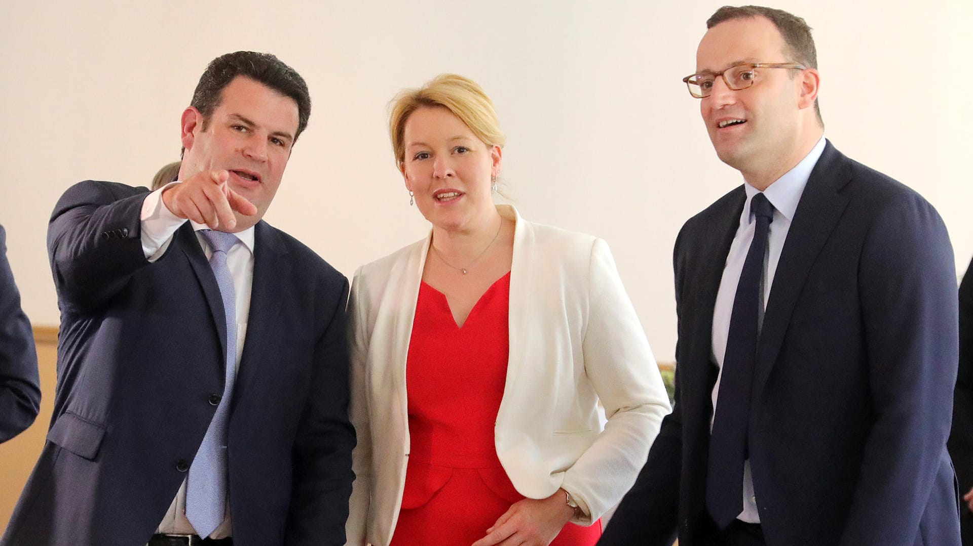 Pflegenotstand: Bundesarbeitsminister Hubertus Heil (l-r), Bundesfamilienministerin Franziska Giffey (beide SPD) und Bundesgesundheitsminister Jens Spahn (CDU) verkünden die "Konzentrierte Aktion Pflege".