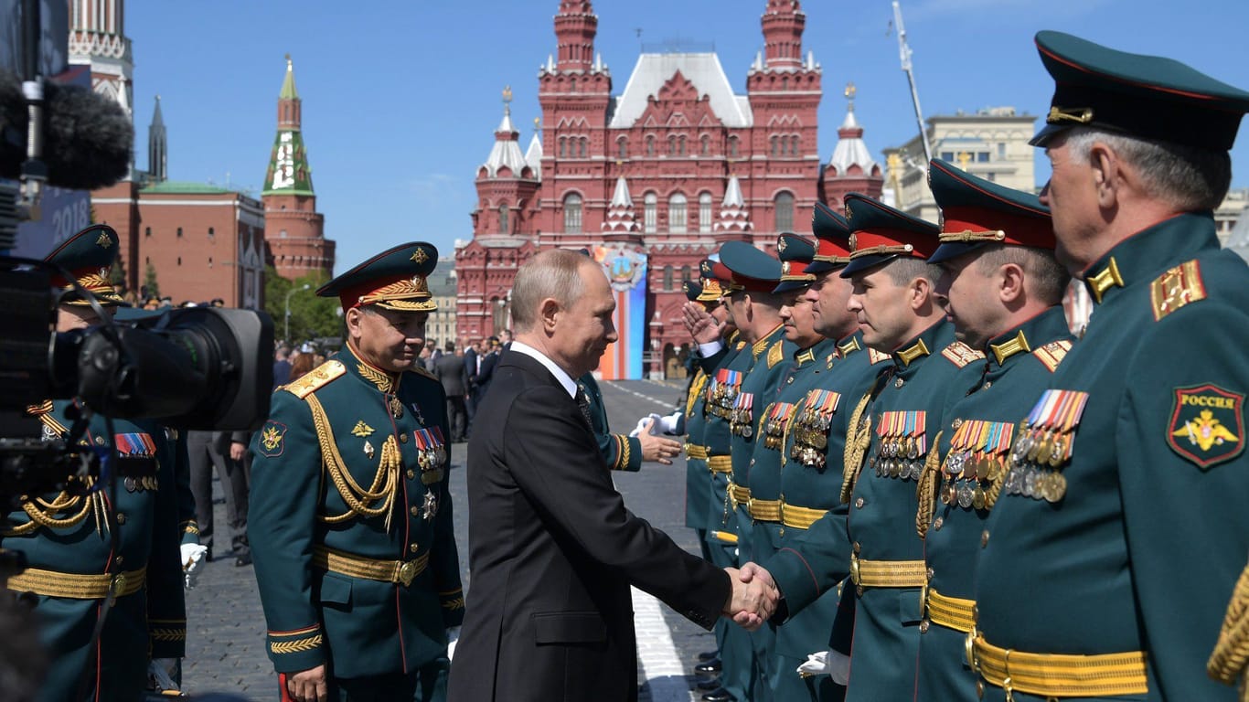 Putin mit Militärs auf dem Roten Platz: Die Umbenennung von Truppenteilen dient nach Kreml-Angaben der Traditionspflege – aus dem Ausland kommt Kritik.