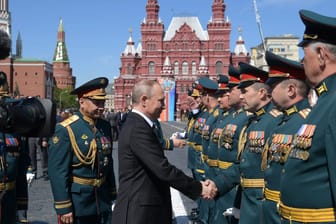 Putin mit Militärs auf dem Roten Platz: Die Umbenennung von Truppenteilen dient nach Kreml-Angaben der Traditionspflege – aus dem Ausland kommt Kritik.