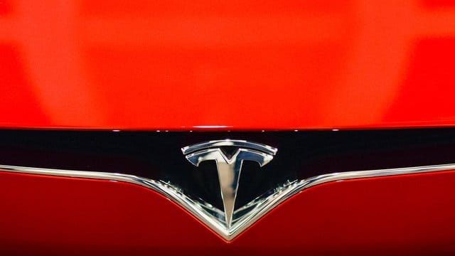 Im Mai hatte Tesla noch betont, dass Field noch bei Tesla sei und sich nur eine Auszeit nehme, um Zeit mit der Familie zu verbringen. Im Mai hatte Tesla noch betont, dass Field noch bei Tesla sei und sich nur eine Auszeit nehme, um Zeit mit der Familie zu verbringen.