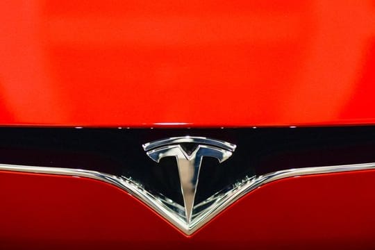 Im Mai hatte Tesla noch betont, dass Field noch bei Tesla sei und sich nur eine Auszeit nehme, um Zeit mit der Familie zu verbringen.