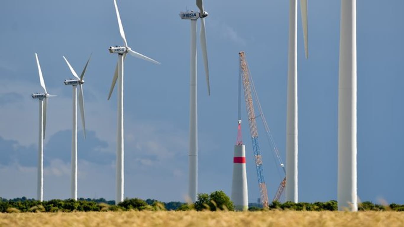 Hinter bereits bestehenden Windenergieanlagen im Landkreis Oder-Spree wird ein neues 200 Meter hohes Windrad errichtet.