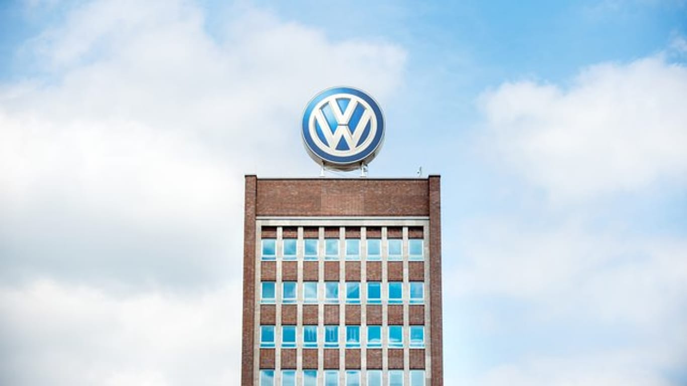 Volkswagen-Logo auf Gebäude