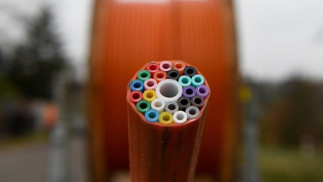 Leerrohre, in die später Glasfaserkabel geblasen werden, sind auf einer Baustelle zu sehen. Leerrohre, in die später Glasfaserkabel geblasen werden, sind auf einer Baustelle zu sehen.