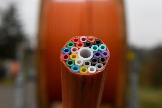 Leerrohre, in die später Glasfaserkabel geblasen werden, sind auf einer Baustelle zu sehen.