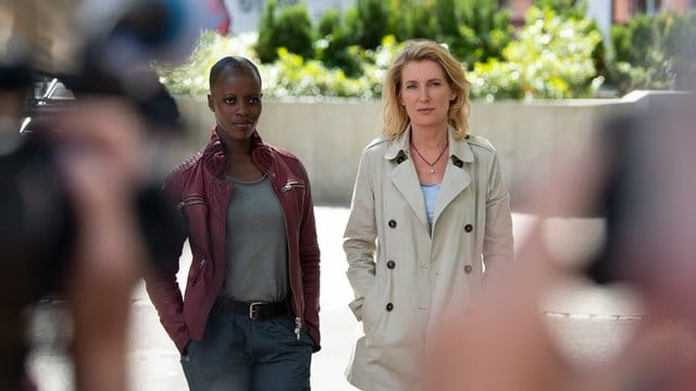 Die Schauspielerinnen Maria Furtwängler (r) und Florence Kasumba beim Dreh in Göttingen.