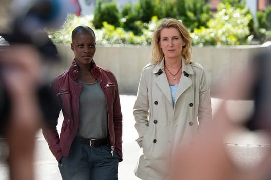 Die Schauspielerinnen Maria Furtwängler (r) und Florence Kasumba beim Dreh in Göttingen.