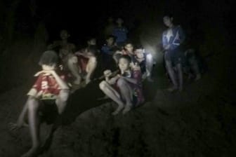 Die thailändischen Jugendlichen in der Höhle: Die Fußballmannschaft ist gefunden – doch die Rettung könnte Monate dauern.