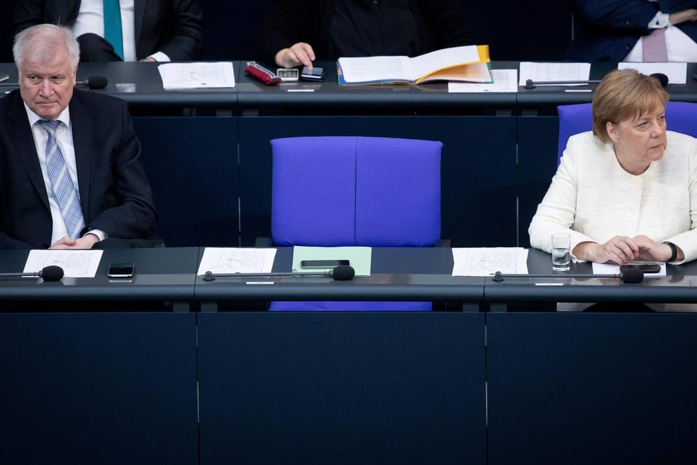 Angela Merkel und Horst Seehofer gestern im Bundestag