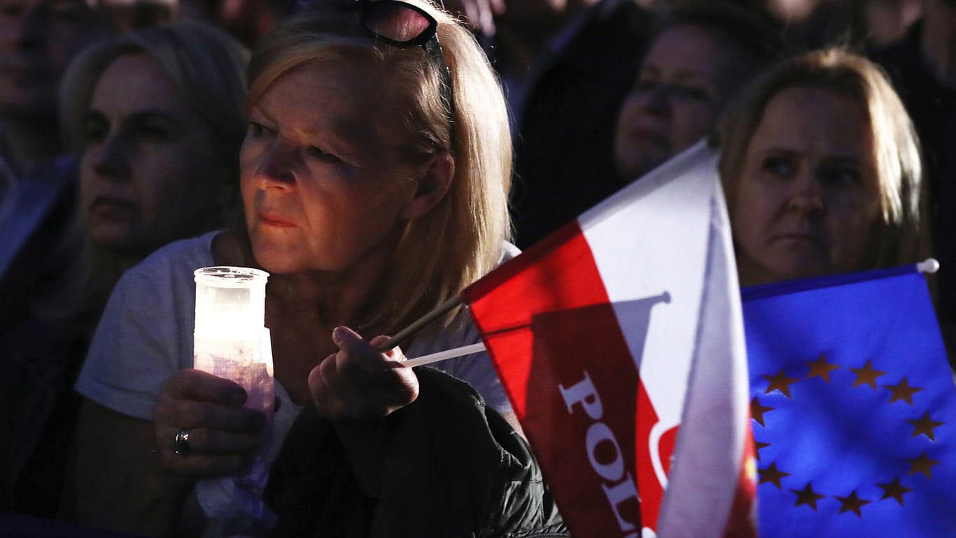 Eine polnische Frau hält eine Polen- und eine Europaflagge: Tausende protestierten gegen die umstrittene Justizreform.