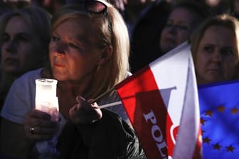Eine polnische Frau hält eine Polen- und eine Europaflagge: Tausende protestierten gegen die umstrittene Justizreform.