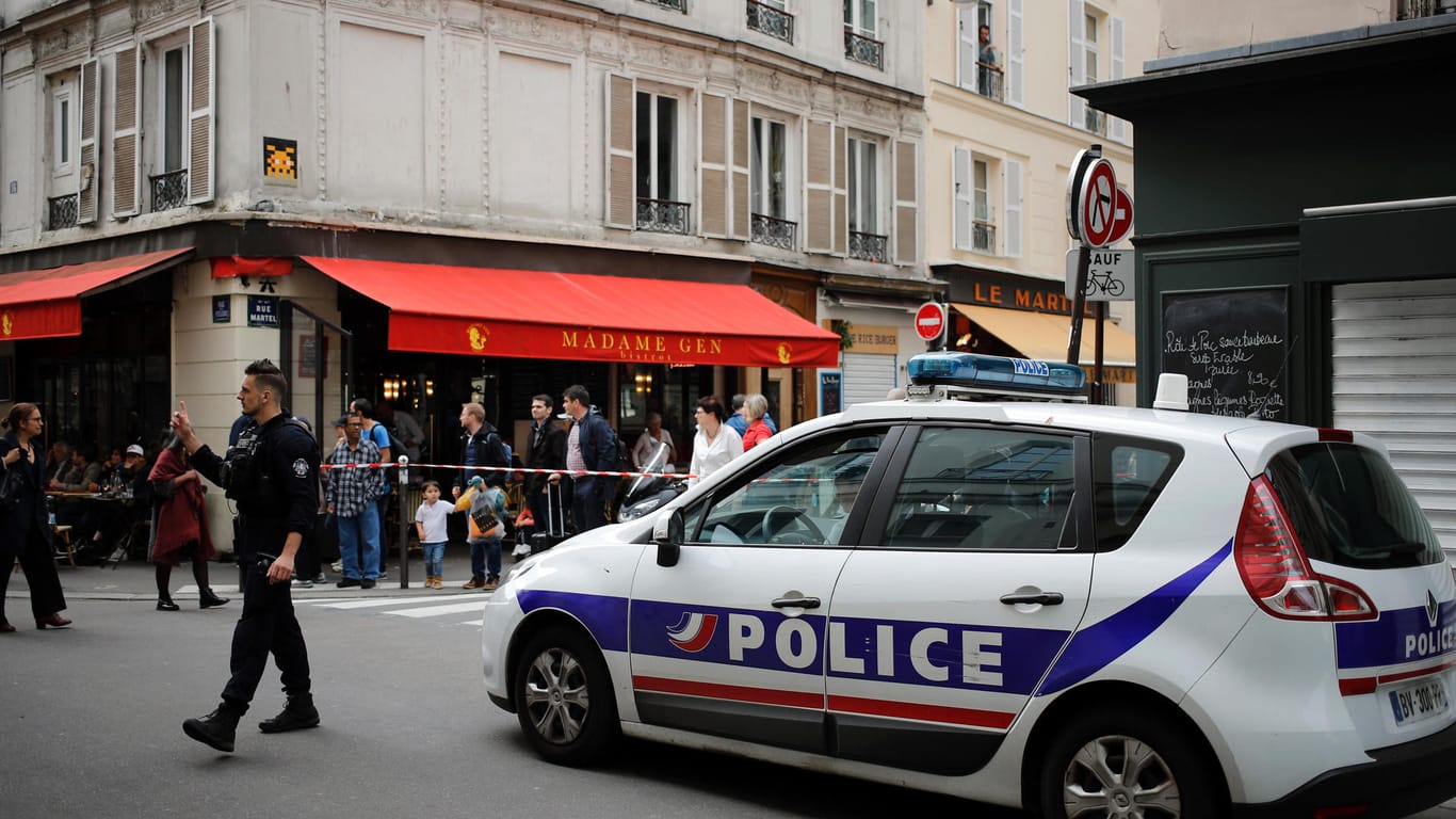Ein Polizist geht durch eine abgesperrte Zone in Frankreich: Die Polizei in Nantes ermittelt, nachdem ein Polizist einen Jugendlichen erschoss.