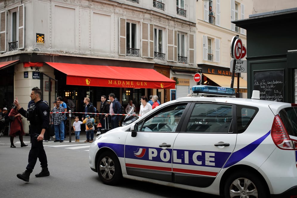 Ein Polizist geht durch eine abgesperrte Zone in Frankreich: Die Polizei in Nantes ermittelt, nachdem ein Polizist einen Jugendlichen erschoss.