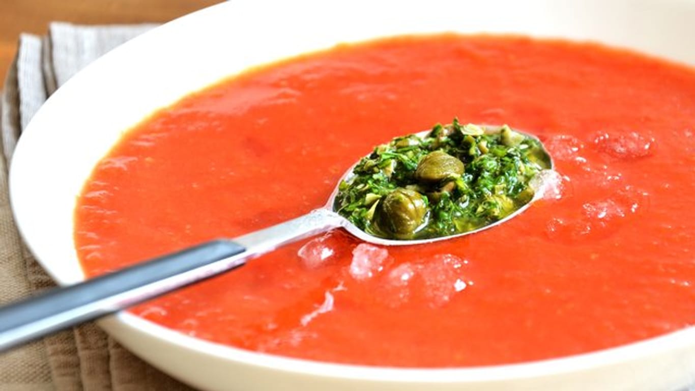 Perfekt für heiße Sommertage: Eine Suppe aus Tomaten und Paprika, die auf zerstoßenem Eis und mit Kräuter-Salsa serviert wird.